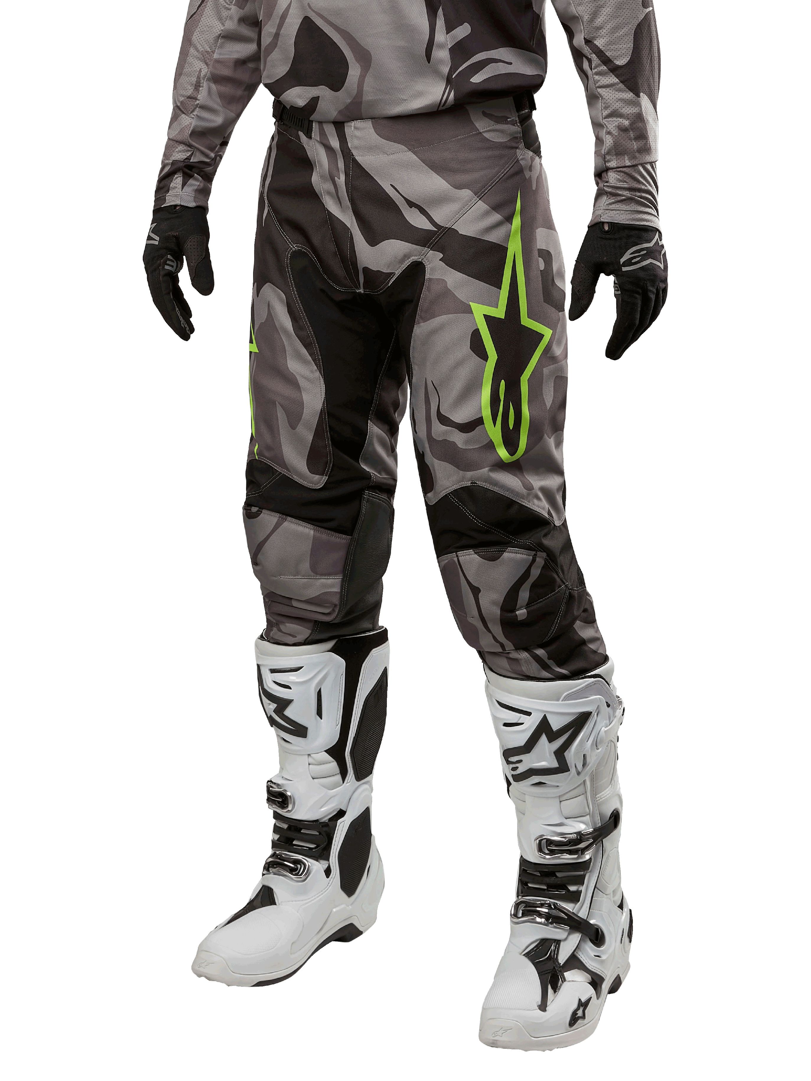 Alpinestars 2024 Racer Tactical bukser, motocross bukser, grå og sort camouflage, limegrønt stjerne-logo, vist med hvide og sorte støvler og sorte handsker, udstyr til terrænkørsel