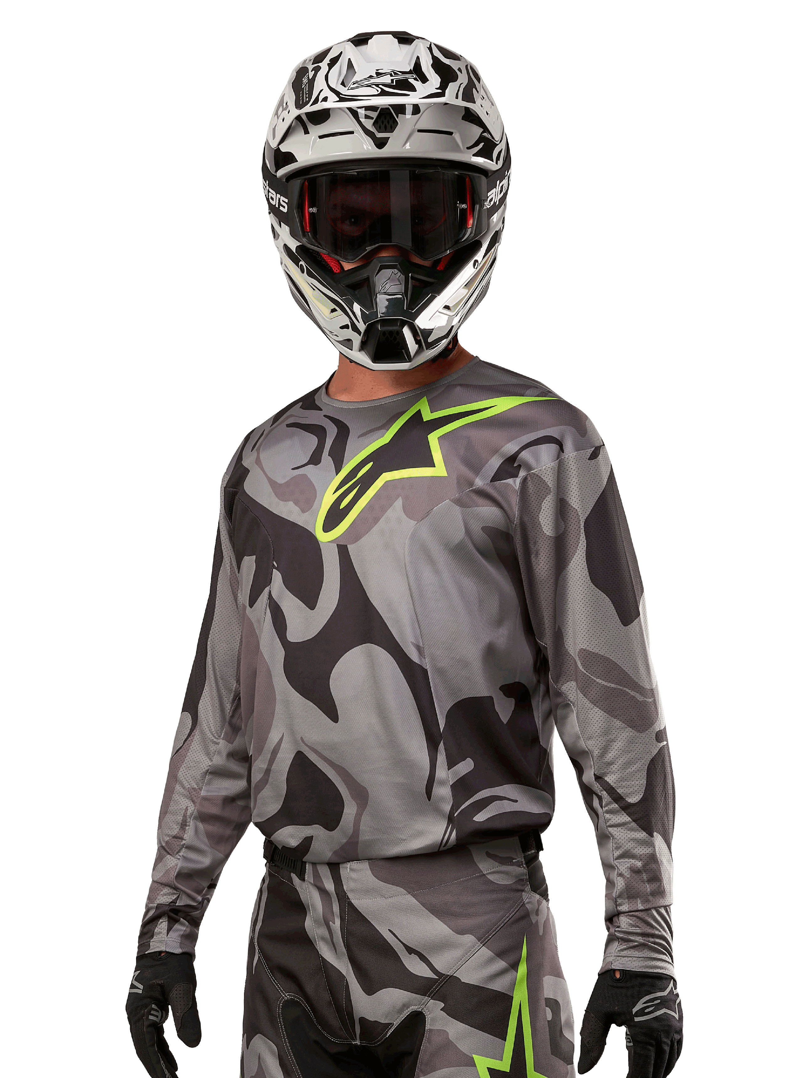 Alpinestars 2024 Racer Tactical Jersey, motocross trøje, Cast Gray Camo Magnet med neongrønt logo, båret med sort og hvid hjelm og sorte handsker, teknisk svedtransporterende materiale til terrænkørsel