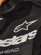 Nærbillede af Alpinestars Stella GP-R7 2-delt læderdragt i sort, med perforerede læderpaneler, et stort hvidt Alpinestars-logo på brystet og åndbare sektioner i strækstof.