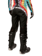 Alpinestars Stella 2024 Techstar bukser, motocross-bukser til damer, sort multifarvet, set bagfra med markant hvidt logo over bagen, båret med sorte Tech 3-støvler og matchende multifarvet jersey, professionelt off-road racerudstyr