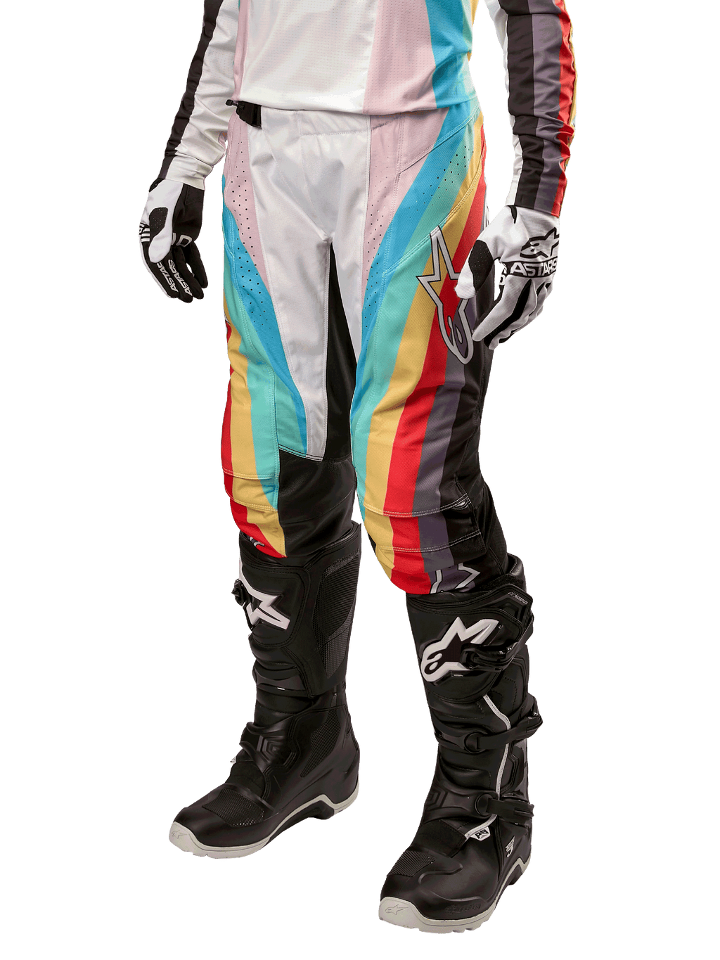 Alpinestars Stella 2024 Techstar bukser til damer, motocross-bukser, sort multicolor med diagonale røde, gule og blå striber, båret med sorte kørestøvler og hvide handsker, med beskyttende sorte knæpaneler og markant branding til off-road racing.