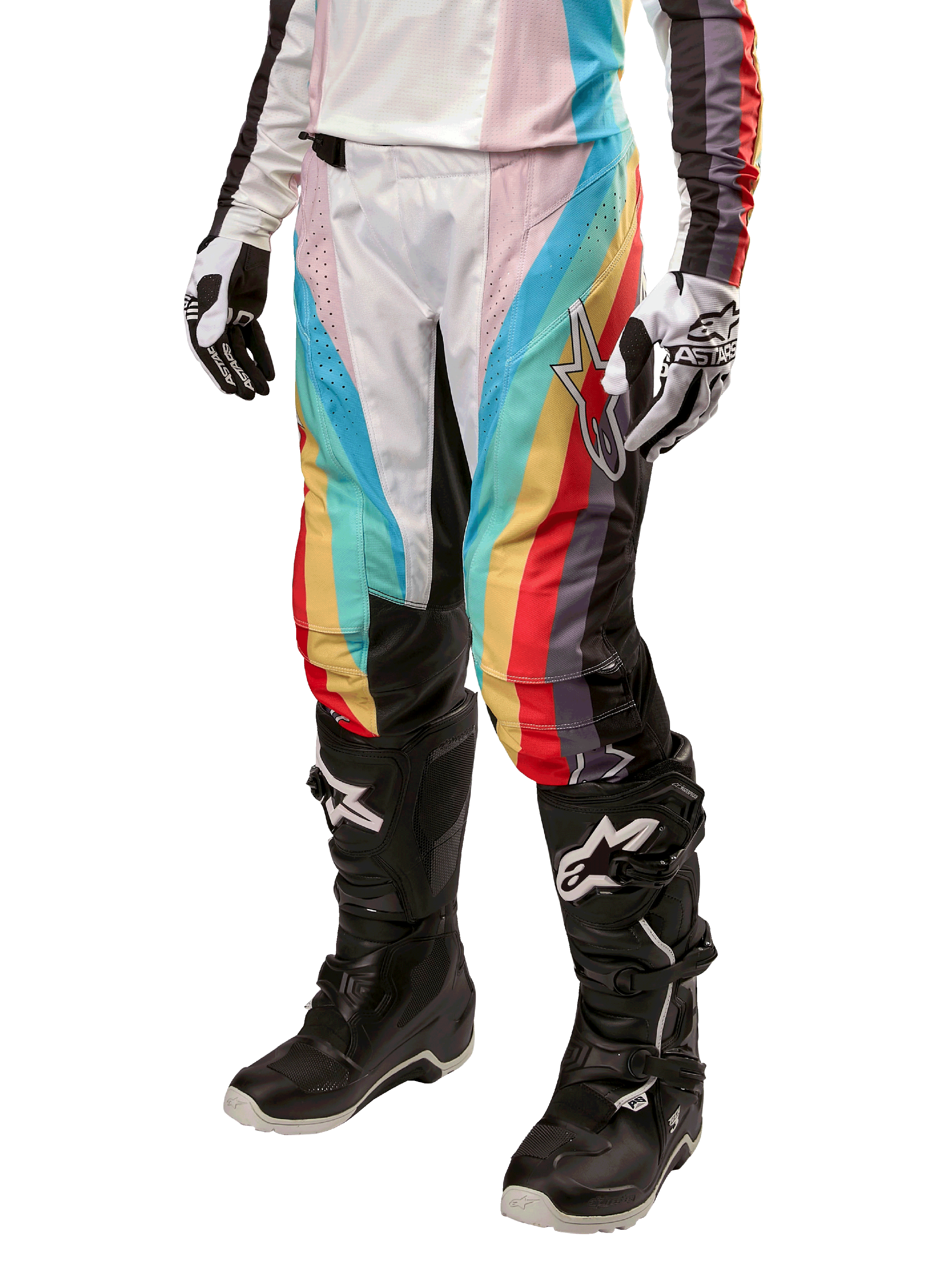 Alpinestars Stella 2024 Techstar bukser til damer, motocross-bukser, sort multicolor med diagonale røde, gule og blå striber, båret med sorte kørestøvler og hvide handsker, med beskyttende sorte knæpaneler og markant branding til off-road racing.