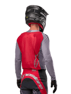 Motocrosskører set bagfra iført Alpinestars 2024 Supertech Dade Jersey i Iron Red Berry og grå, med et åndbart mesh-rygpanel og sølvfarvede logo-detaljer, kombineret med en sort hjelm og matchende racerbukser til professionel off-road ydeevne.