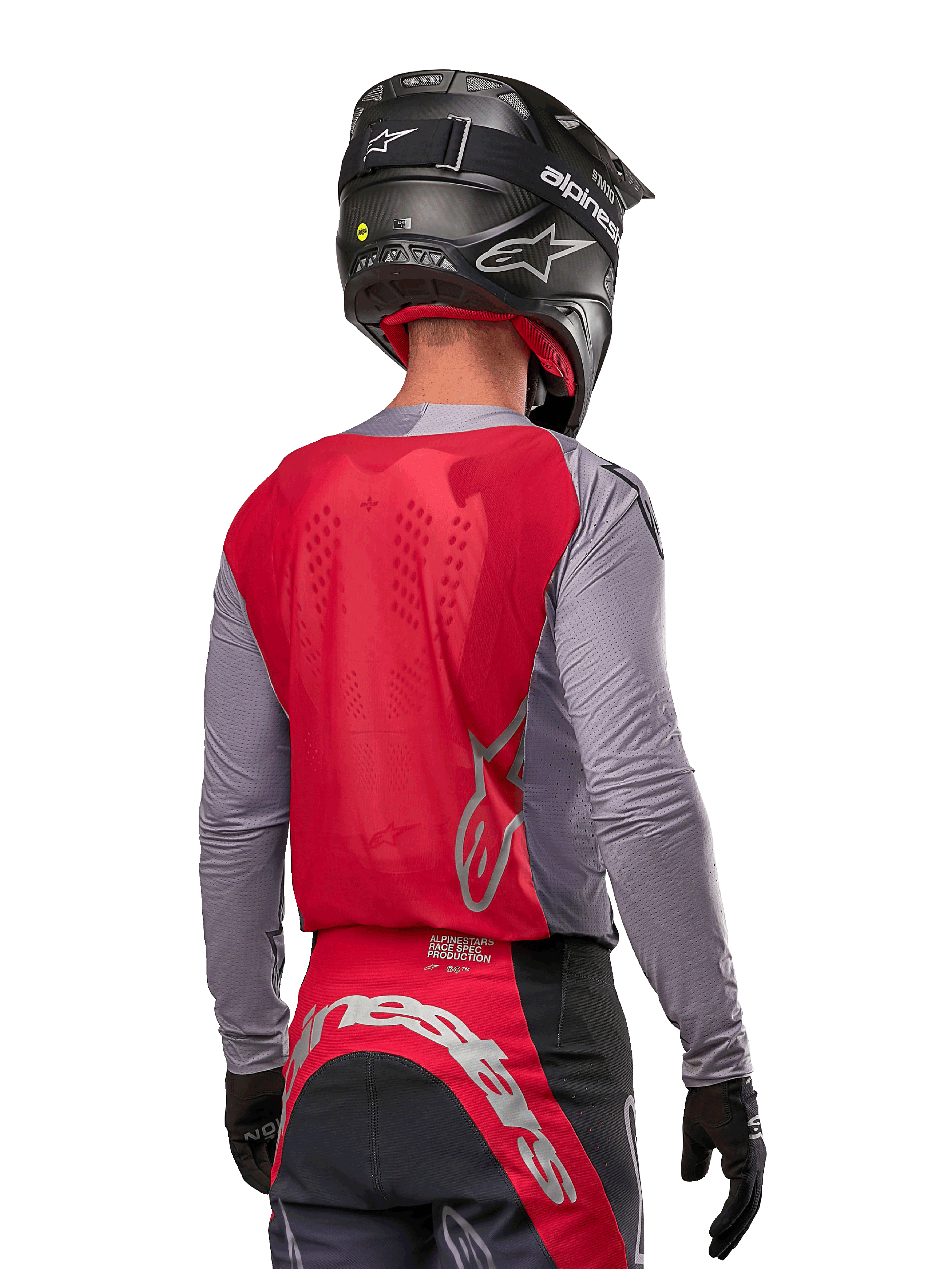 Motocrosskører set bagfra iført Alpinestars 2024 Supertech Dade Jersey i Iron Red Berry og grå, med et åndbart mesh-rygpanel og sølvfarvede logo-detaljer, kombineret med en sort hjelm og matchende racerbukser til professionel off-road ydeevne.