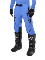 Alpinestars 2024 Supertech Dade bukser, motocross-bukser, lyseblå med sorte grafiske logoer, med ventilerede perforeringer og magnetisk taljespænde, kombineret med sorte tekniske kørestøvler og handsker, professionelt off-road racerudstyr