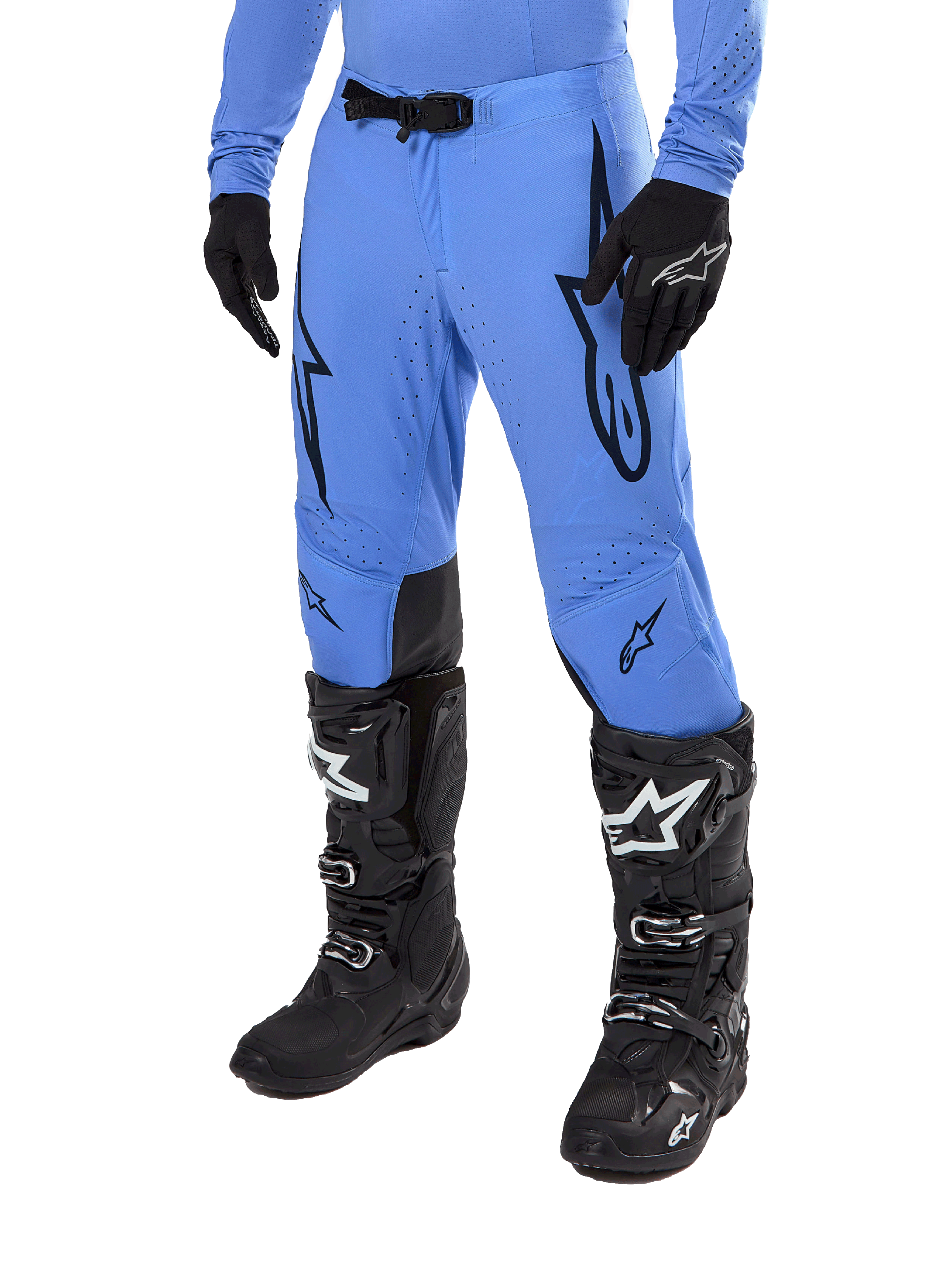 Alpinestars 2024 Supertech Dade bukser, motocross-bukser, lyseblå med sorte grafiske logoer, med ventilerede perforeringer og magnetisk taljespænde, kombineret med sorte tekniske kørestøvler og handsker, professionelt off-road racerudstyr