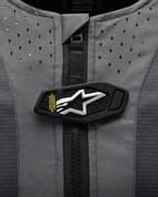 Alpinestars Tech-Air® 5 System, magnetisk flap med hvidt stjernelogo på gråt perforeret stof.