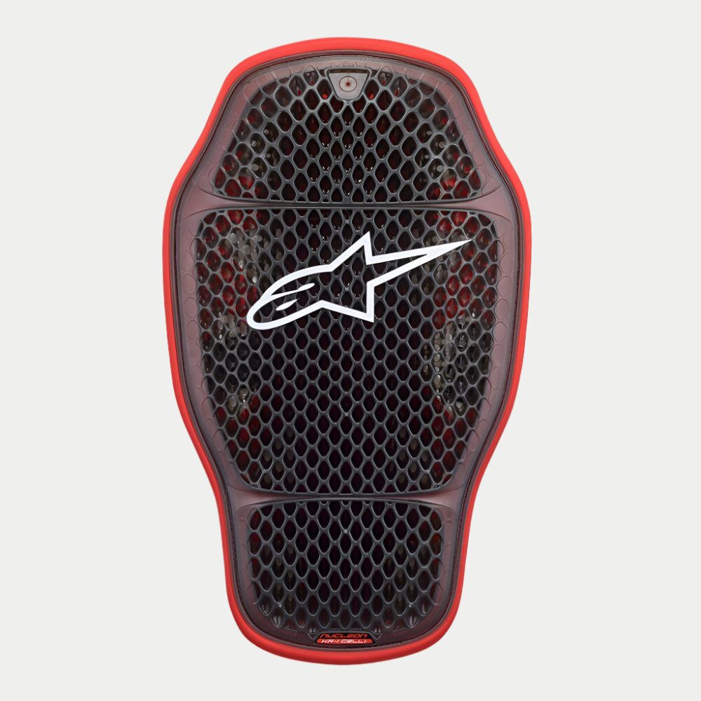 Alpinestars Nucleon KR-1 Cell i rygbeskytter, rygbeskytterindsats, Transparent Smoke Red, med et mikrostrukturcelle-design i bikubemønster, hvidt Alpinestars-logo i midten og en rød fleksibel yderkant til stødbeskyttelse ved motorcykelkørsel.