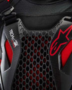 Tech-Air® Off-Road System detalje med sort honeycomb Nucleon CELL-beskyttelse og rødt Alpinestars-logo.