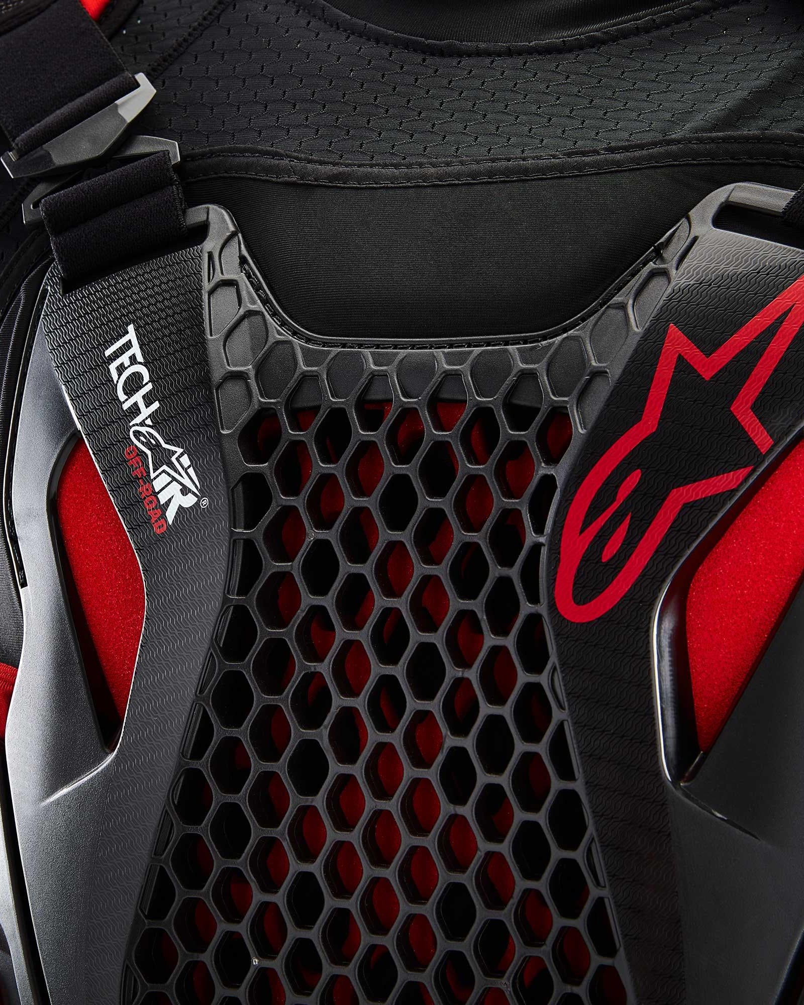 Tech-Air® Off-Road System detalje med sort honeycomb Nucleon CELL-beskyttelse og rødt Alpinestars-logo.