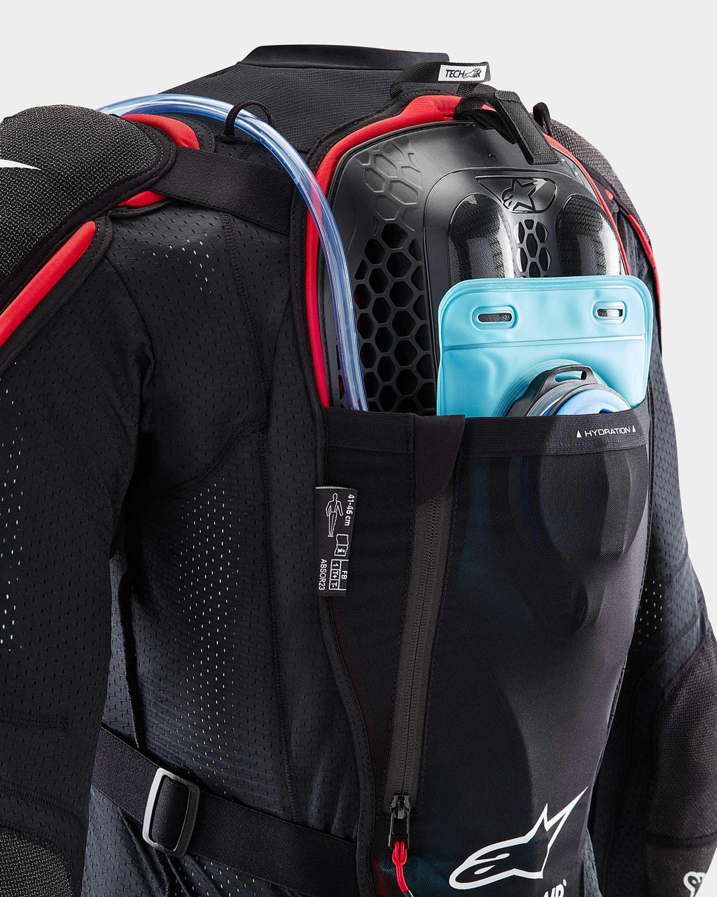 Alpinestars Tech-Air® Off-Road System, sort og rød mesh-beskyttelsesjakke med blå væskeblære og honeycomb rygbeskytter.