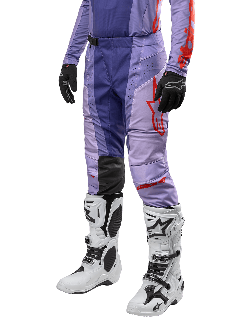 Alpinestars 2024 Techstar Ocuri bukser, motocross- og terrænbukser til mænd, lilla og mørkeblå med røde og orange detaljer, hvide motocross-støvler, sorte handsker, professionelt beskyttelsesudstyr til racing