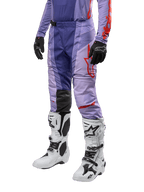 Alpinestars 2024 Techstar Ocuri bukser, motocross- og terrænbukser til mænd, lilla og mørkeblå med røde og orange detaljer, hvide motocross-støvler, sorte handsker, professionelt beskyttelsesudstyr til racing