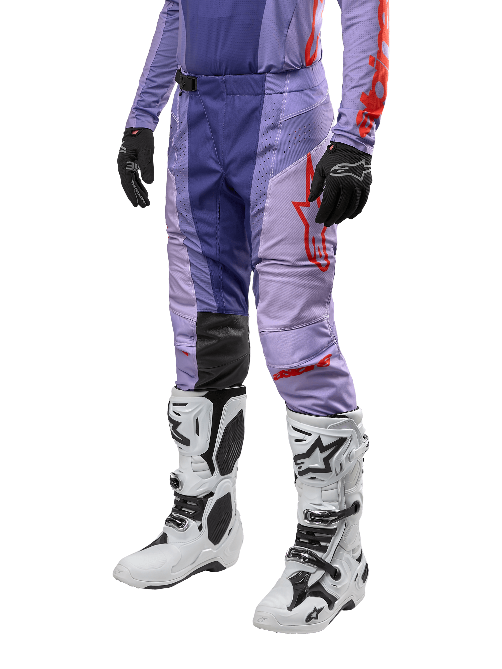 Alpinestars 2024 Techstar Ocuri bukser, motocross- og terrænbukser til mænd, lilla og mørkeblå med røde og orange detaljer, hvide motocross-støvler, sorte handsker, professionelt beskyttelsesudstyr til racing