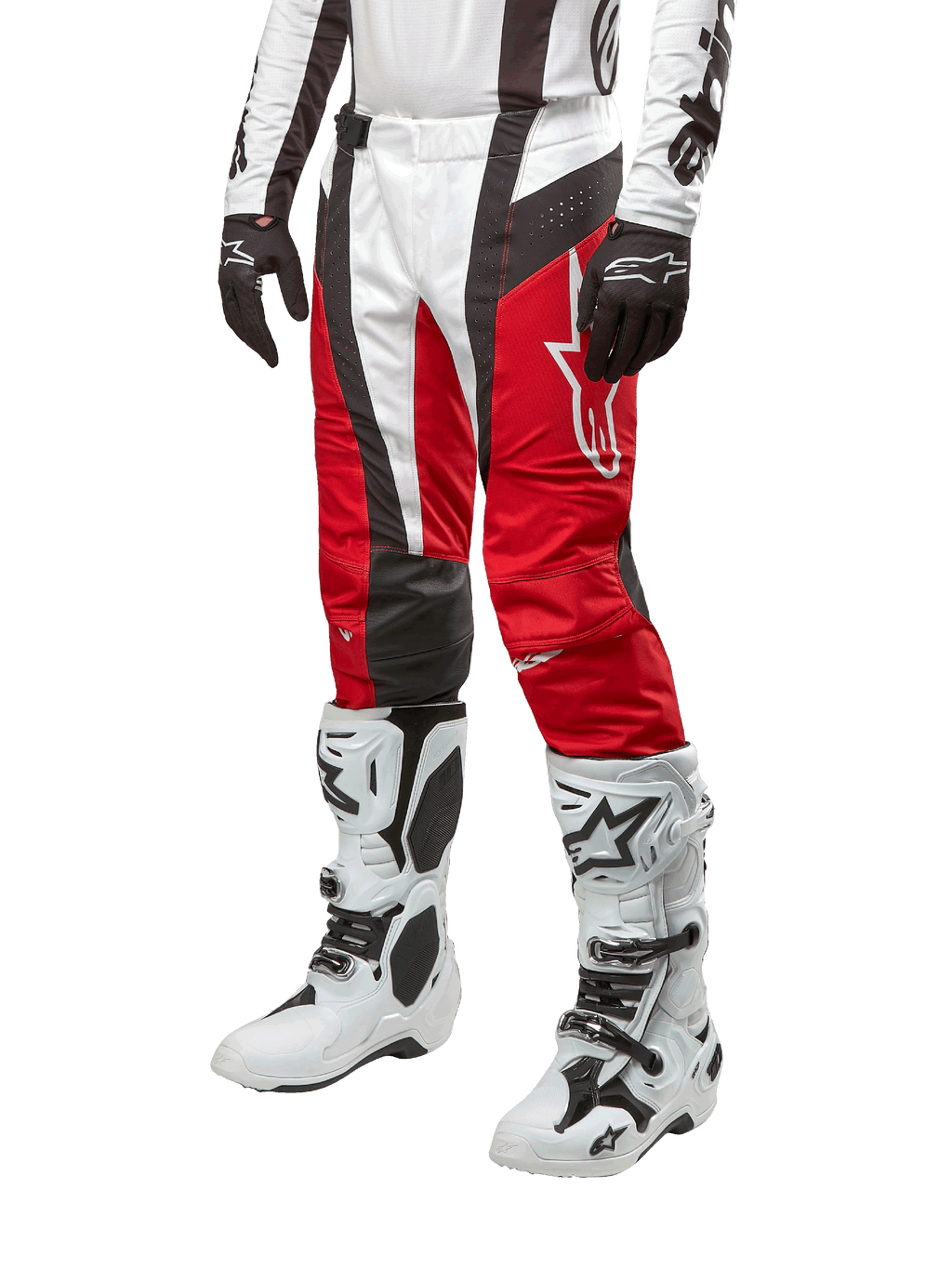 Alpinestars 2024 Techstar Ocuri bukser, motocross-racerbukser, Mars rød, hvid og sort, båret med matchende hvid og sort trøje, sorte handsker og hvide racerstøvler med spænder, teknisk beskyttelsesudstyr vist på en hvid baggrund