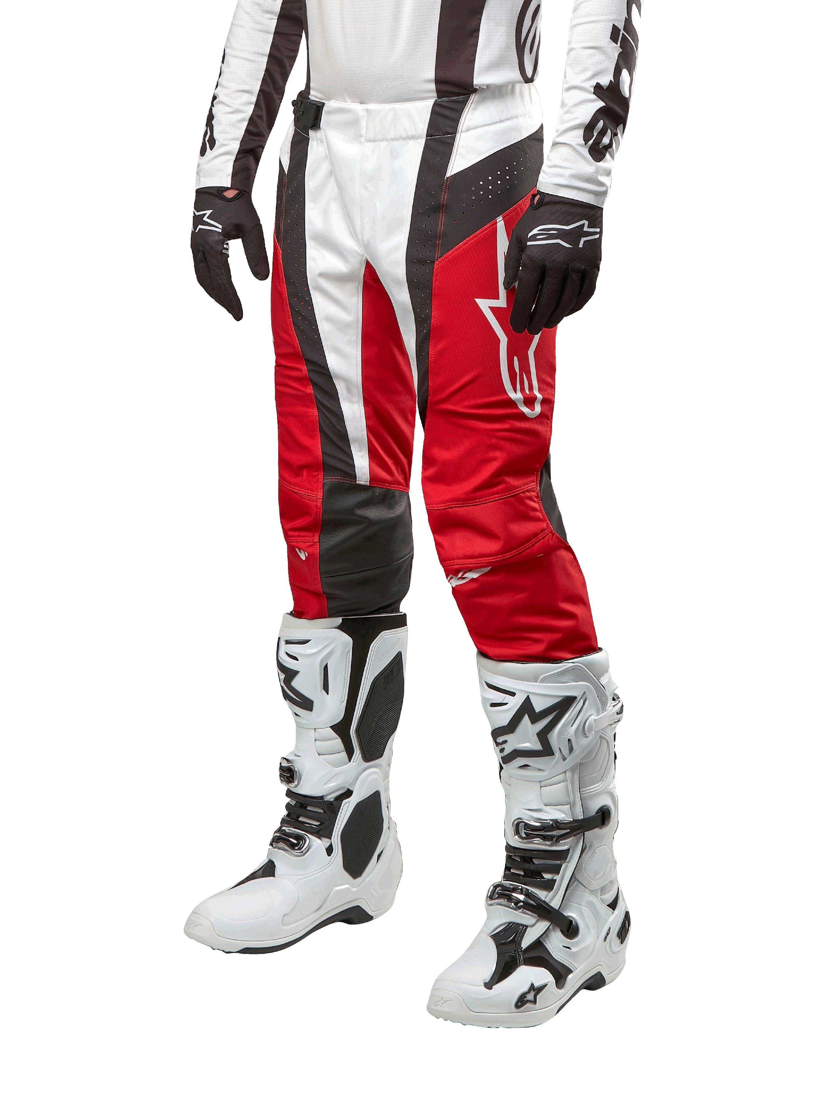 Alpinestars 2024 Techstar Ocuri bukser, motocross-racerbukser, Mars rød, hvid og sort, båret med matchende hvid og sort trøje, sorte handsker og hvide racerstøvler med spænder, teknisk beskyttelsesudstyr vist på en hvid baggrund