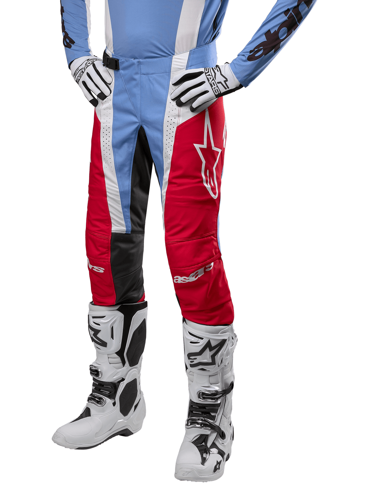 Alpinestars 2024 Techstar Ocuri bukser, motocross-bukser, lyseblå, marsrød og hvid, båret med lyseblå trøje og hvide støvler, med stjernelogo på låret og forstærkede knæ, komplet off-road racerudstyr