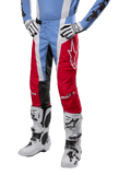 Alpinestars 2024 Techstar Ocuri bukser, motocross-bukser, lyseblå, marsrød og hvid, båret med lyseblå trøje og hvide støvler, med stjernelogo på låret og forstærkede knæ, komplet off-road racerudstyr