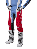 Alpinestars 2024 Techstar Ocuri bukser, motocross-bukser, lyseblå, marsrød og hvid, båret med lyseblå trøje og hvide støvler, med stjernelogo på låret og forstærkede knæ, komplet off-road racerudstyr