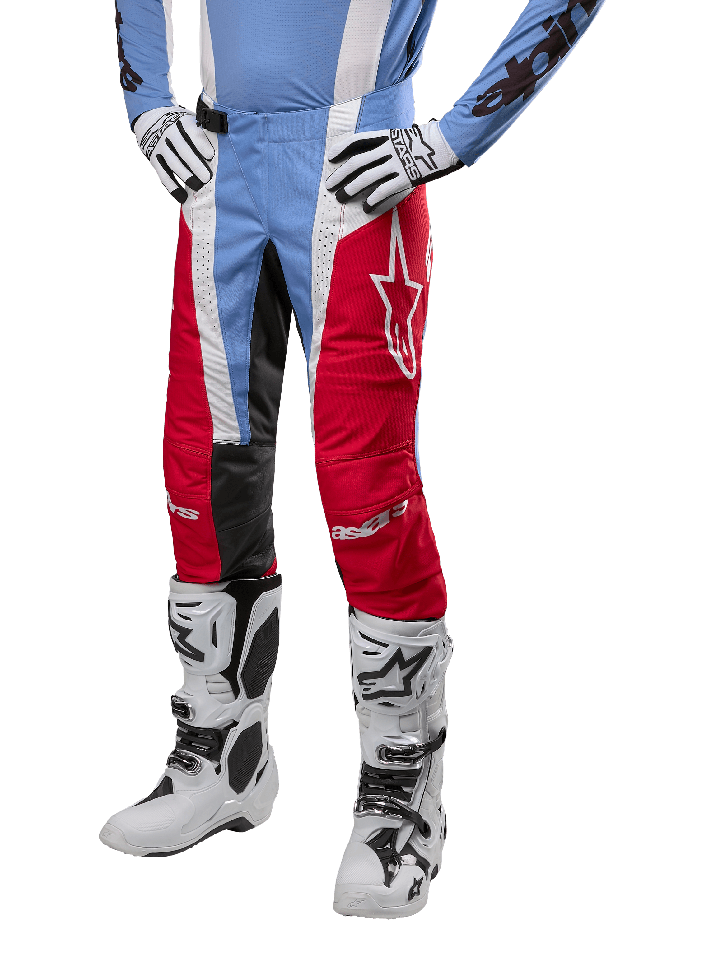 Alpinestars 2024 Techstar Ocuri bukser, motocross-bukser, lyseblå, marsrød og hvid, båret med lyseblå trøje og hvide støvler, med stjernelogo på låret og forstærkede knæ, komplet off-road racerudstyr