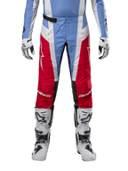 Alpinestars 2024 Techstar Ocuri bukser, motocross-bukser, lyseblå, Mars rød og hvid, set forfra fra taljen og ned, kombineret med hvide og sorte motocross-støvler og -handsker, teknisk udstyr designet til højtydende terrænkørsel.