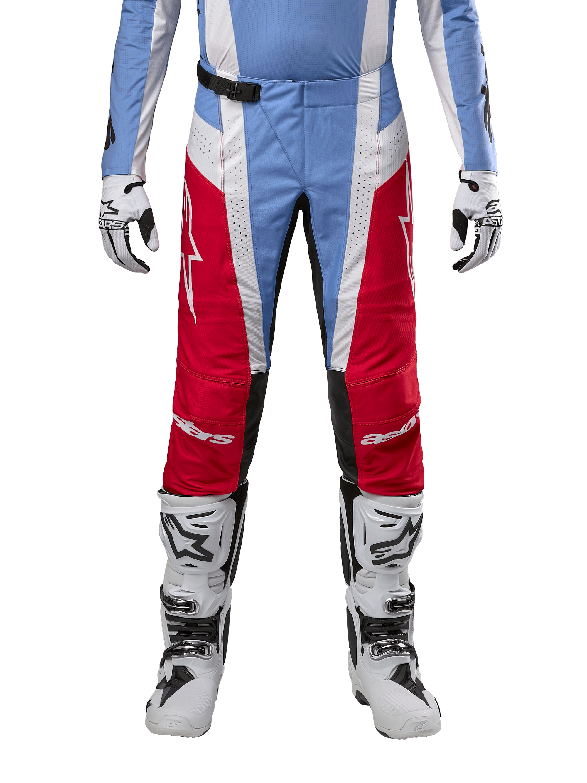 Alpinestars 2024 Techstar Ocuri bukser, motocross-bukser, lyseblå, Mars rød og hvid, set forfra fra taljen og ned, kombineret med hvide og sorte motocross-støvler og -handsker, teknisk udstyr designet til højtydende terrænkørsel.