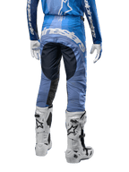 Alpinestars 2024 Techstar Pneuma bukser, motocross-bukser, mørkeblå og lyseblå, set bagfra med markant hvid branding på bagen og forstærkede sorte paneler, kombineret med hvide Tech 10 motocross-støvler