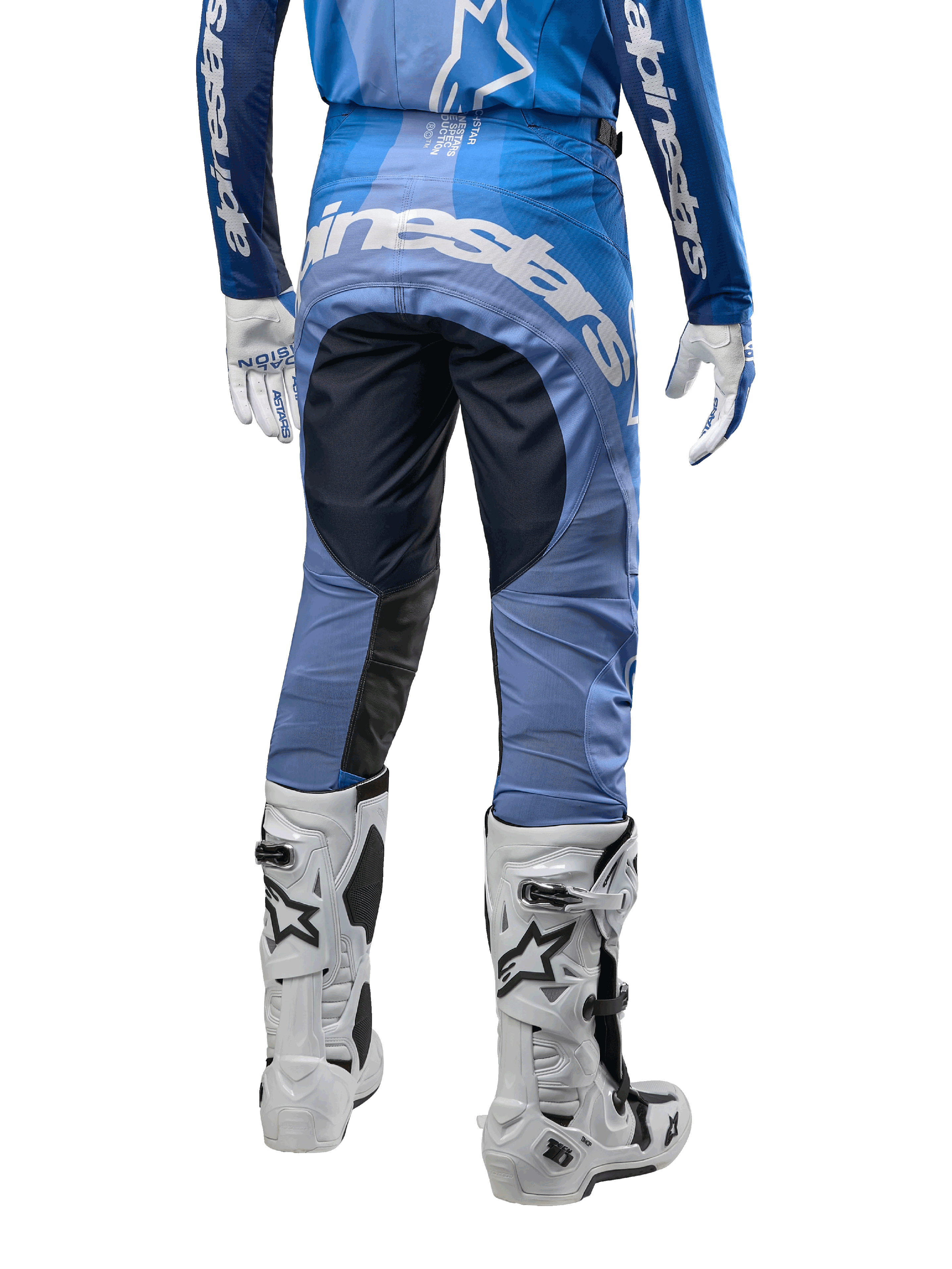 Alpinestars 2024 Techstar Pneuma bukser, motocross-bukser, mørkeblå og lyseblå, set bagfra med markant hvid branding på bagen og forstærkede sorte paneler, kombineret med hvide Tech 10 motocross-støvler