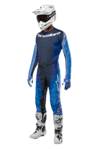 Alpinestars 2024 Techstar Pneuma bukser, motocross-bukser, mørkeblå og lyseblå, komplet racersæt med matchende jersey, hvid hjelm med goggles, blå og hvide handsker og hvide støvler, professionelt off-road udstyrssæt