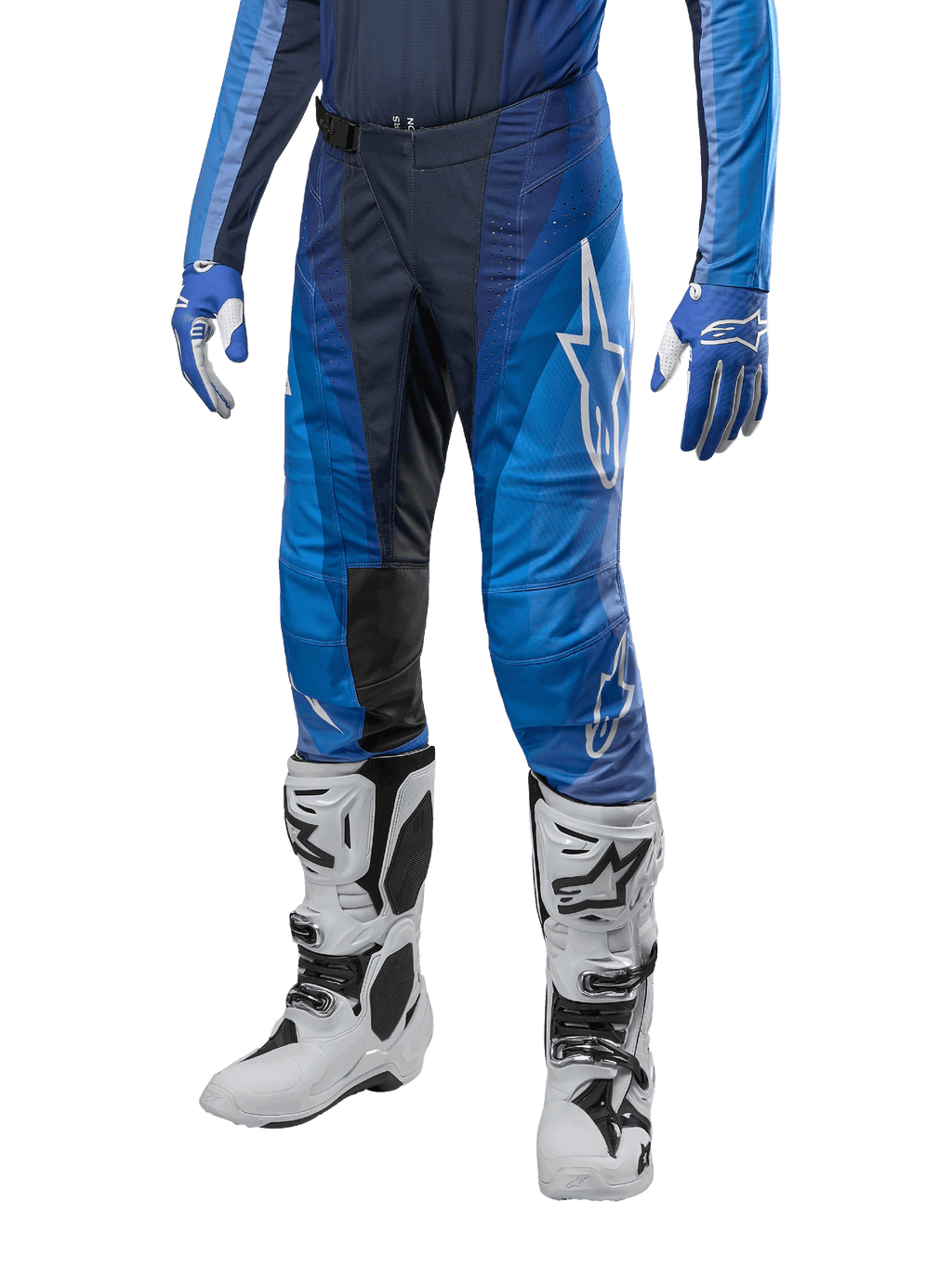 Alpinestars 2024 Techstar Pneuma bukser, motocross-bukser, mørkeblå og lyseblå, båret med matchende blå jersey og hvide støvler, med hvidt logo på låret, teksturerede gribezoner, strømlinet sporty design til terrænkørsel