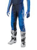 Alpinestars 2024 Techstar Pneuma bukser, motocross-bukser, mørkeblå og lyseblå, båret med matchende blå jersey og hvide støvler, med hvidt logo på låret, teksturerede gribezoner, strømlinet sporty design til terrænkørsel