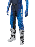 Alpinestars 2024 Techstar Pneuma bukser, motocross-bukser, mørkeblå og lyseblå, båret med matchende blå jersey og hvide støvler, med hvidt logo på låret, teksturerede gribezoner, strømlinet sporty design til terrænkørsel