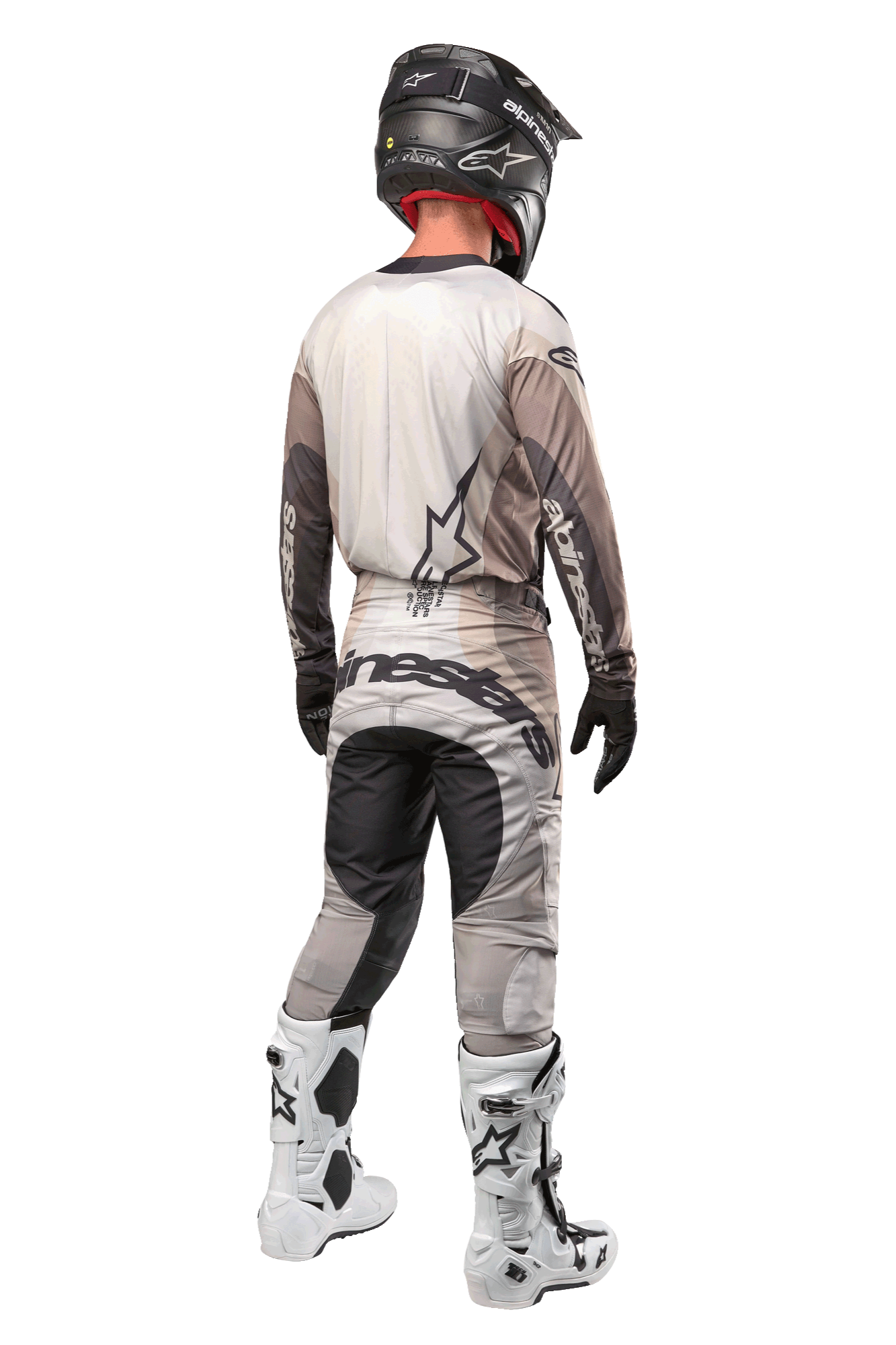 Alpinestars 2024 Techstar Pneuma bukser, motocross-bukser, Dark Sand og Iron Dust Gray, set bagfra båret af en kører med en matchende jersey, hvide og sorte støvler og en sort hjelm, med markant Alpinestars-branding på sædet og forstærkede mørke paneler