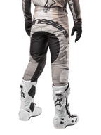 Alpinestars 2024 Techstar Pneuma bukser, motocross-bukser, Dark Sand og Iron Dust grå, set bagfra fra taljen og ned, markant sort Alpinestars-branding på sædet, båret med hvide og sorte motocross-støvler og sorte handsker, holdbart race-fit design til off-road konkurrence