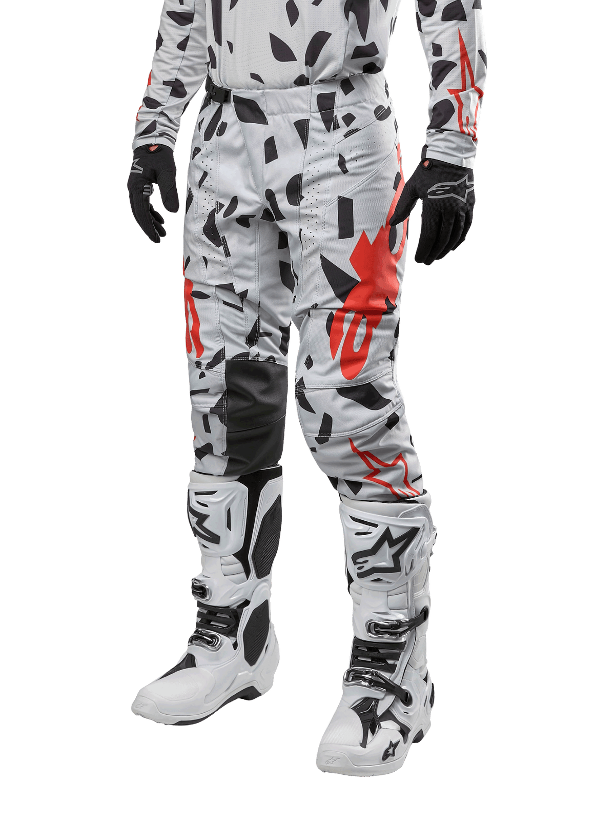 Alpinestars 2024 Techstar Rantera bukser, motocross-bukser, Haze Gray Camo med sort og rødt abstrakt mønster, bæres med matchende trøje, sorte handsker og hvide motocross-støvler, designet til højtydende off-road kørsel