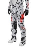 Alpinestars 2024 Techstar Rantera bukser, motocross-bukser, Haze Gray Camo med sort og rødt abstrakt mønster, bæres med matchende trøje, sorte handsker og hvide motocross-støvler, designet til højtydende off-road kørsel