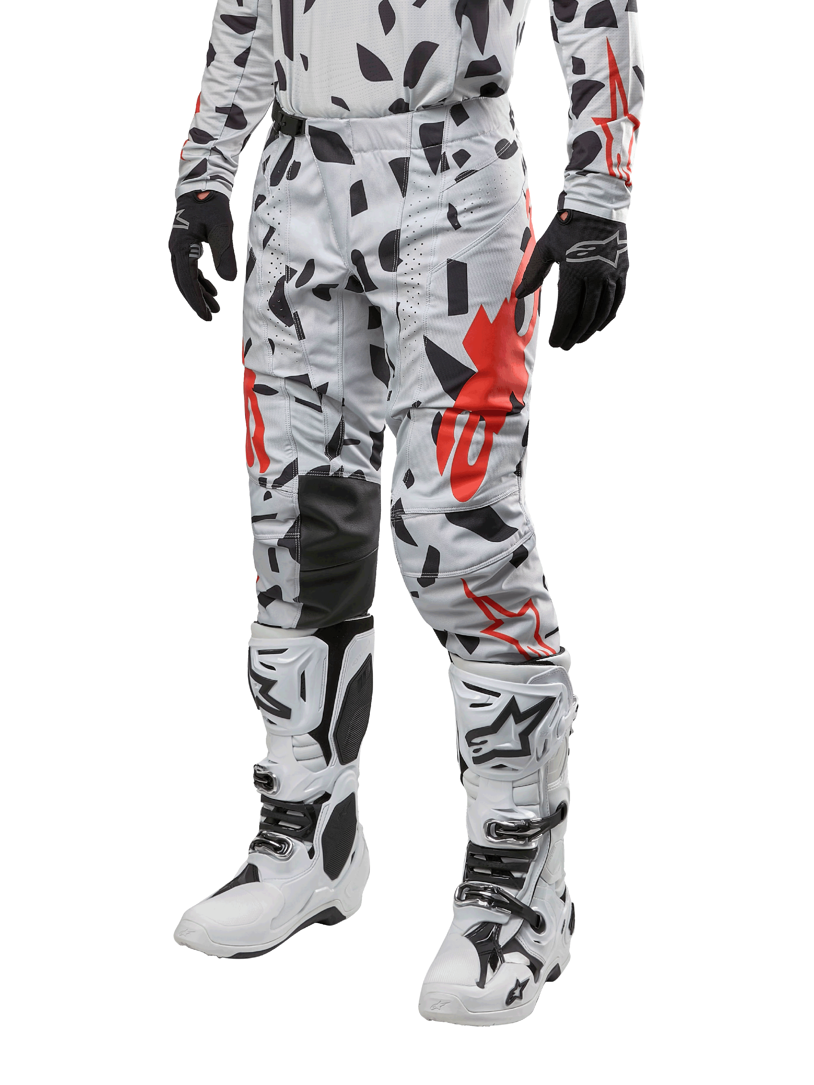 Alpinestars 2024 Techstar Rantera bukser, motocross-bukser, Haze Gray Camo med sort og rødt abstrakt mønster, bæres med matchende trøje, sorte handsker og hvide motocross-støvler, designet til højtydende off-road kørsel