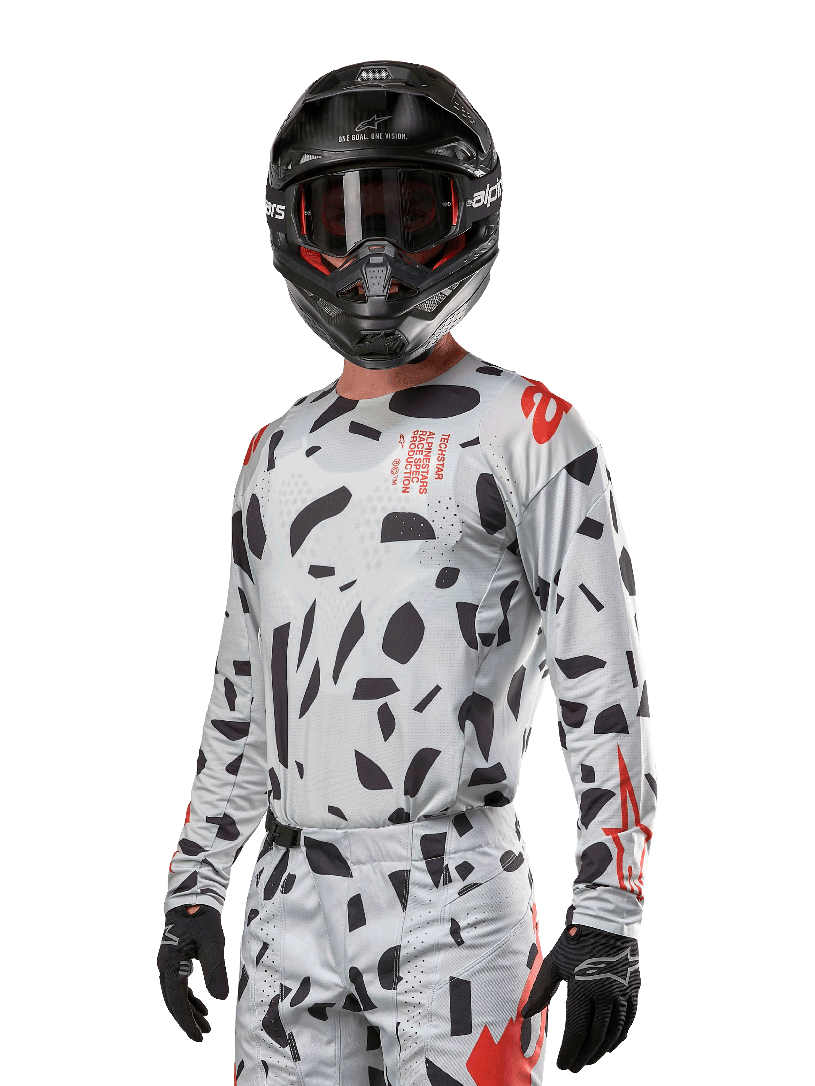 Alpinestars 2024 Techstar Rantera trøje, motocross-trøje, Haze Gray Camo med sorte abstrakte mønstre og røde detaljer, langærmet design båret med matchende sort hjelm og handsker, teknisk off-road racerudstyr
