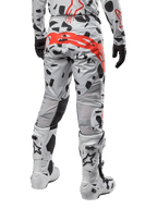 Alpinestars 2024 Techstar Rantera bukser, motocross-bukser, Haze Gray Camo, med sorte camouflagemønstre og et stort rødt Alpinestars-logo på sædet, set bagfra båret med hvide støvler og matchende racerudstyr
