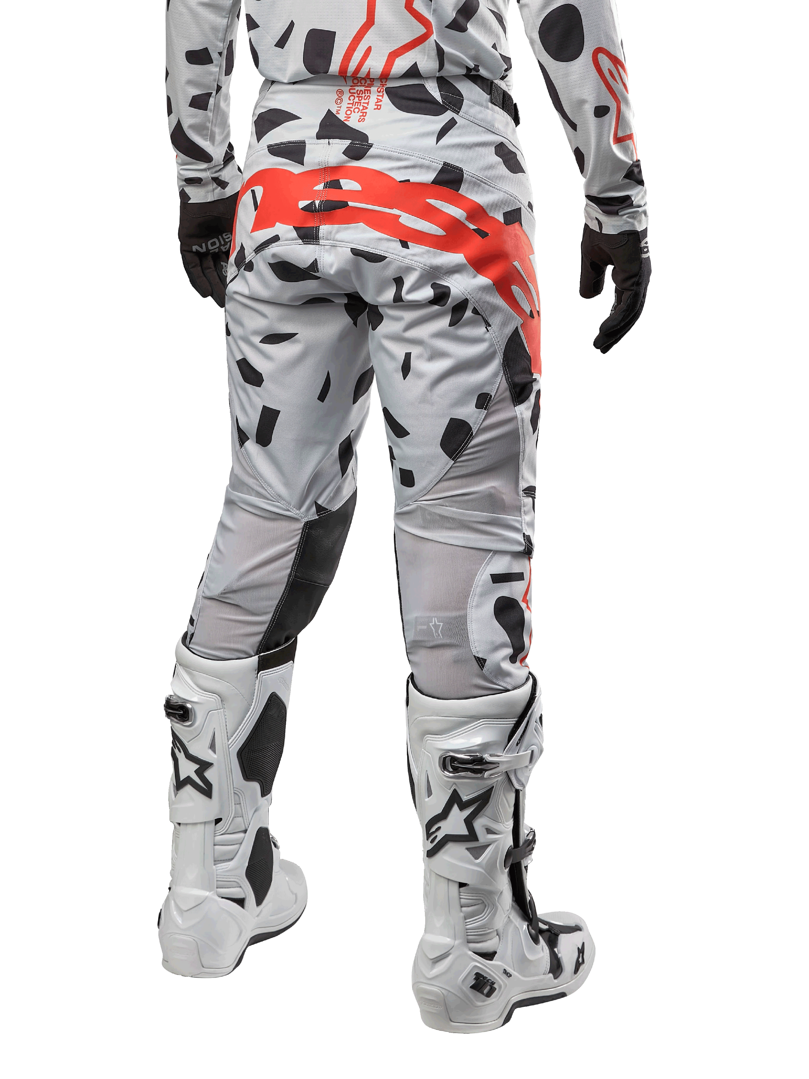 Alpinestars 2024 Techstar Rantera bukser, motocross-bukser, Haze Gray Camo, med sorte camouflagemønstre og et stort rødt Alpinestars-logo på sædet, set bagfra båret med hvide støvler og matchende racerudstyr