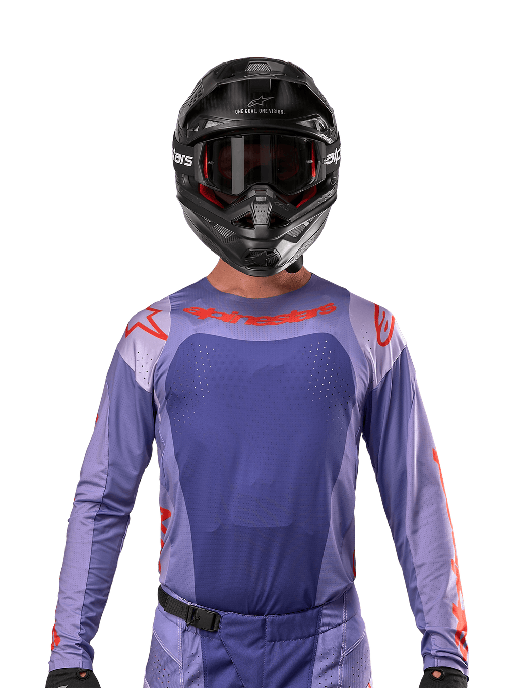 Alpinestars 2024 Techstar Ocuri Jersey, lilla og stærk orange, båret af en motocrosskører med sort hjelm og goggles, med laserskårne perforeringer på brystet, atletisk race-pasform og markant rød branding på skuldrene og brystet.