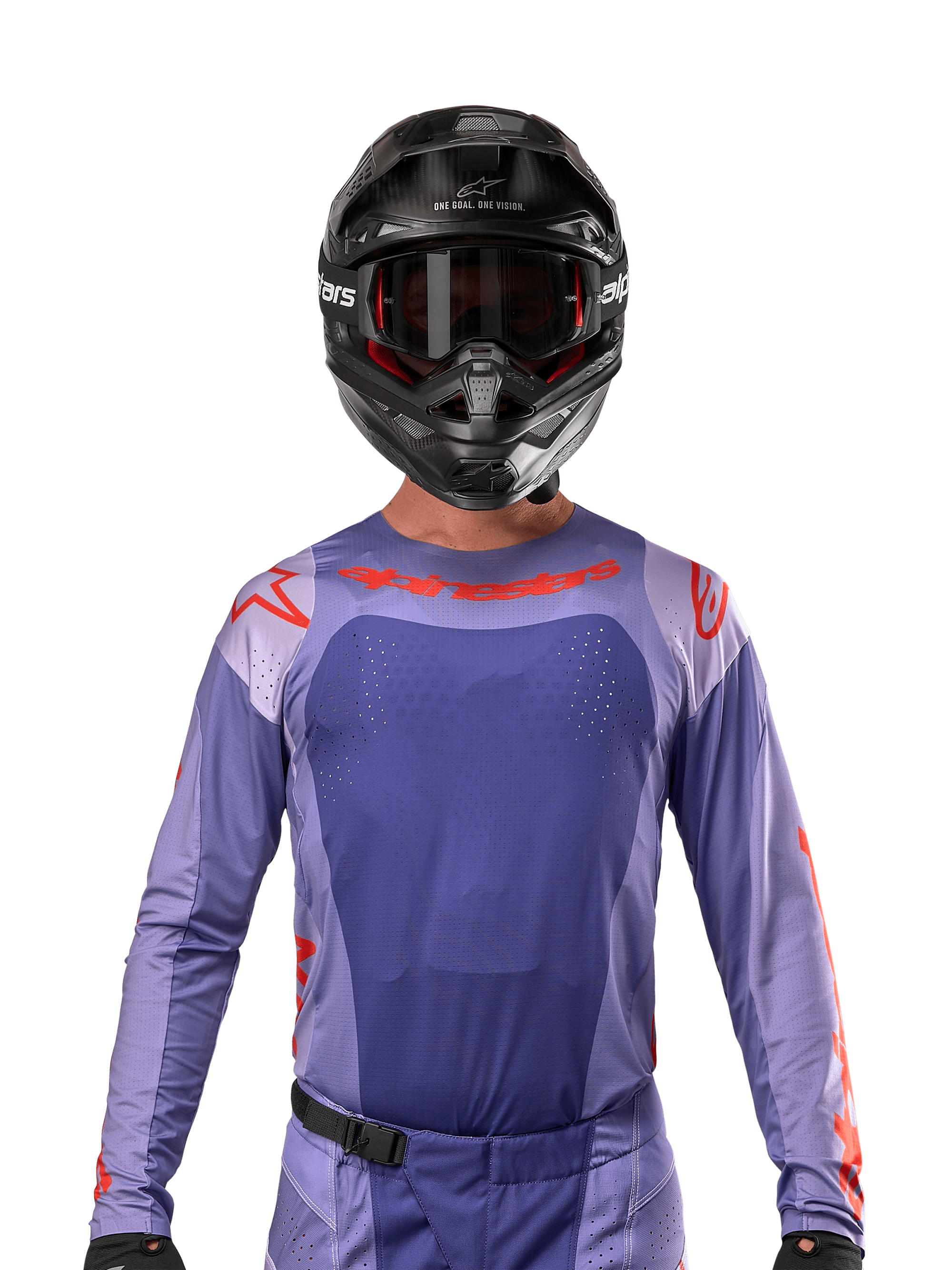 Alpinestars 2024 Techstar Ocuri Jersey, lilla og stærk orange, båret af en motocrosskører med sort hjelm og goggles, med laserskårne perforeringer på brystet, atletisk race-pasform og markant rød branding på skuldrene og brystet.