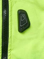 Alpinestars Tech-Air® 3 V2 System, motorcykel-airbagvest, nærbillede af gult fluo vandafvisende stof med sort lynlås, sort gummieret Tech-Air-logomærke, sikkerhedsudstyr med høj synlighed