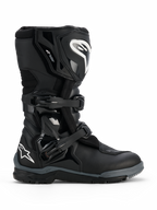 Alpinestars Corozal V2 Adventure Drystar® støvler, sort, robust adventure-motorcykelstøvle med hvide Alpinestars-logoer på skinnebenet og hælen, to justerbare polymerspænder, holdbar konstruktion i flere materialer designet til kørsel i alt terræn
