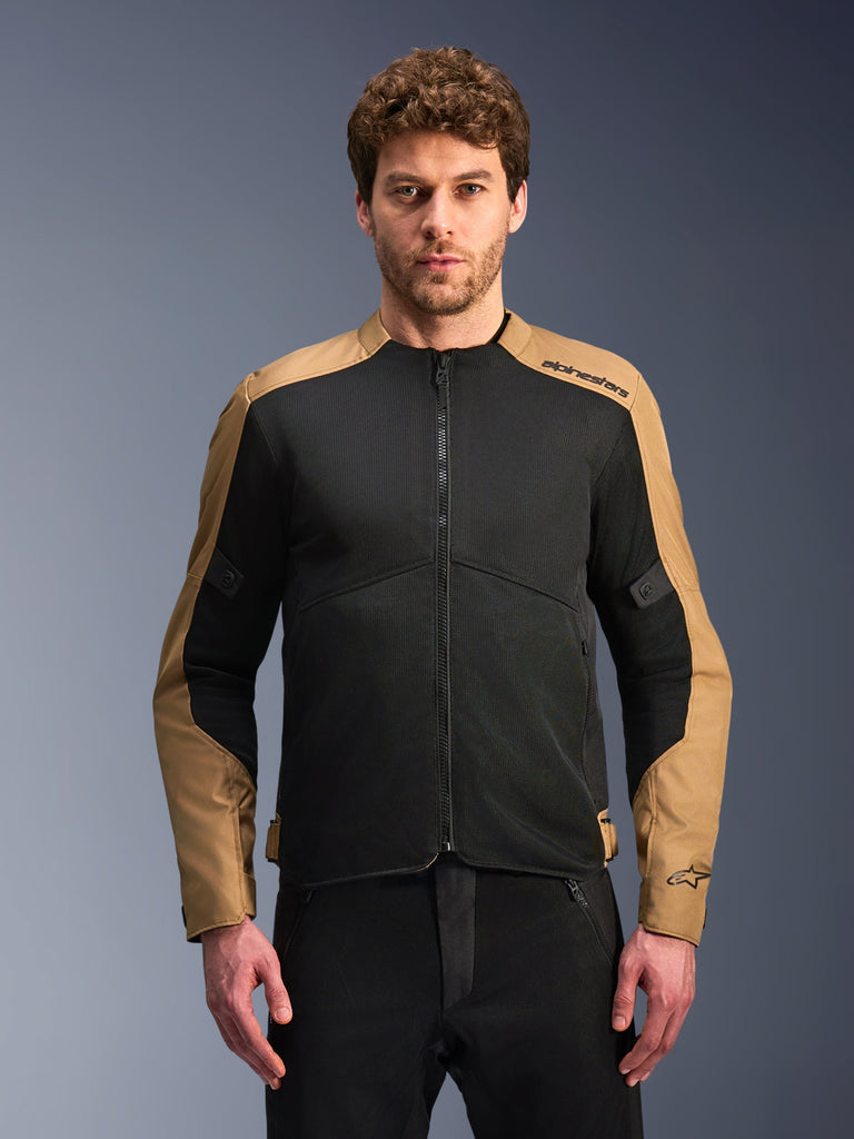 Alpinestars C-1 Air-jakke, sandfarvet og sort motorcykeljakke, med store tech-mesh-ventilationspaneler og sandfarvet poly-tekstil på skuldrene og de ydre ærmer, Alpinestars-branding på venstre skulder, urban touring-stil til kørsel i varmt vejr
