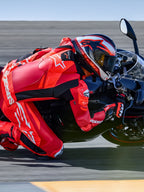 Alpinestars GP Plus V4 Sprint læderdragt 1-stk, racing, rød og hvid, Tech-Air® klar, motorcyklist i sving på racerbane.