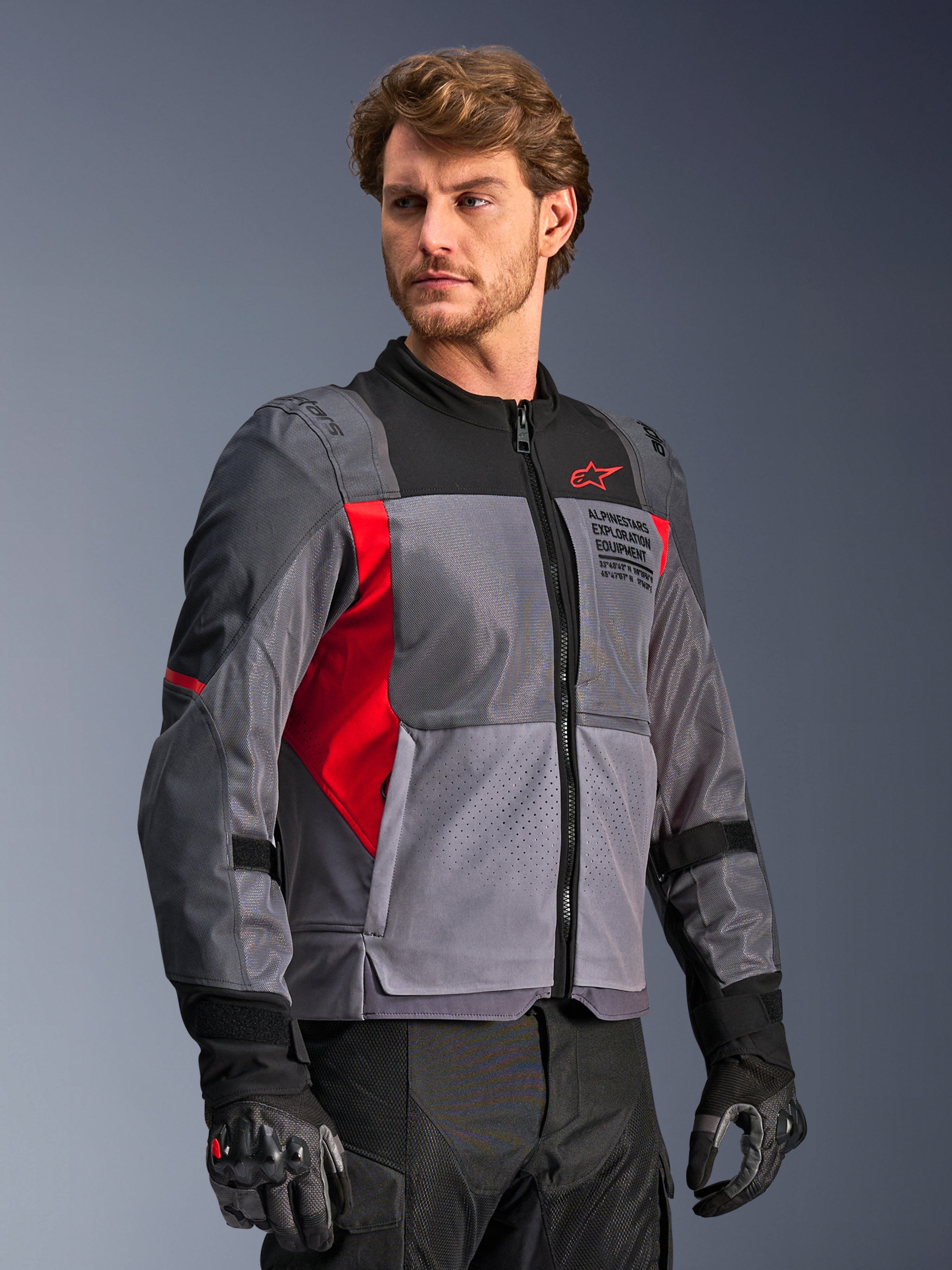 Alpinestars ST-2 Air Jakke, grå og rød motorcykeljakke til touring med mesh og laserperforeringer, båret af en model.