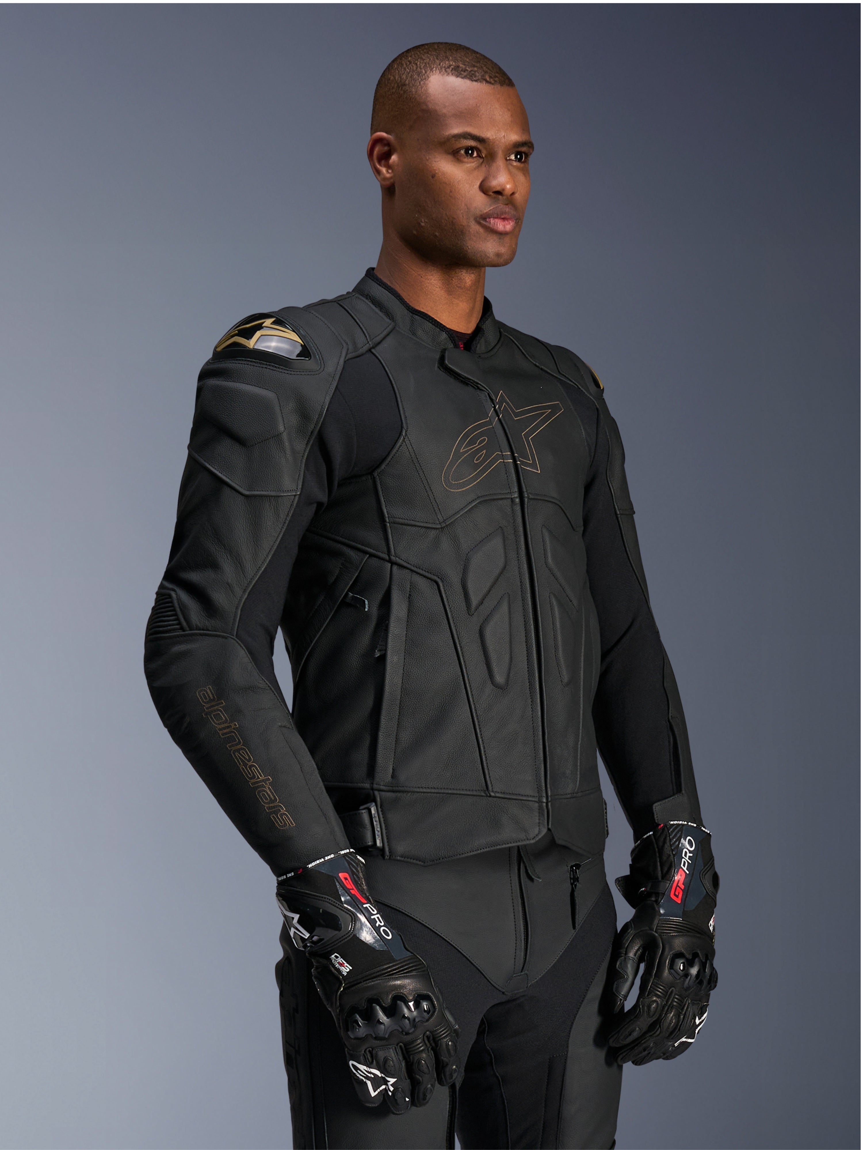 Alpinestars Dusk læderjakke, herre-motorcykeljakke i sort Laser-læder med DFS-skulderbeskyttelse og guld logo-kontur.
