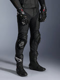 Alpinestars Missile V3 læderbukser, sorte motorcykelracingbukser, båret med matchende GP Pro-handsker og tekniske racingstøvler, premium læderkonstruktion med knæskydere med hvidt logo, professionel racing-æstetik til brug på bane og vej