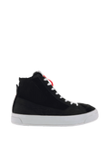 Alpinestars Stella Stated Podium sko, high-top køresneakers til damer, sort og hvid, ribbet tekstur ved anklen, hvide snørebånd, tyk hvid vulkaniseret sål, rød løkke ved hælen, strømlinet urbant design med præget mønster på siden